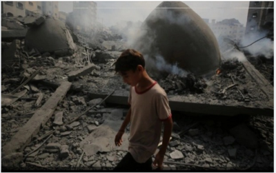 Foto di bambino palestinese tra le rovine in seguito al genocidio