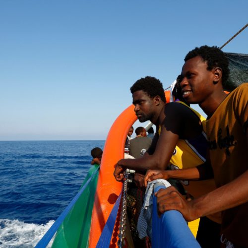 foto di migranti su un barcone
